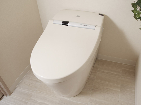 Toilet.  [Water-saving tankless toilet] In tankless toilet to direct and refreshing the space, Washing ・ Multi-function toilet seat with a deodorizing function. Also equipped with water-saving feature in the tornado method of cleaning the entire toilet bowl.