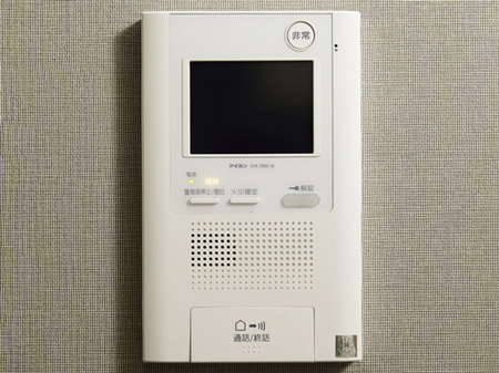 Security.  [Color monitor intercom] Set up a color monitor intercom that can be used in hands-free in the living room of each dwelling unit. Arrival display function of the home delivery locker, Also arrived recording function. (Same specifications)