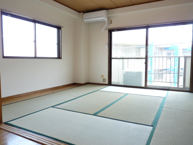 Other room space. The living room is spacious 8 tatami! Two-sided lighting!