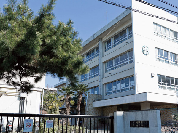 Surrounding environment. City West Arima Elementary School (about 570m ・ An 8-minute walk)