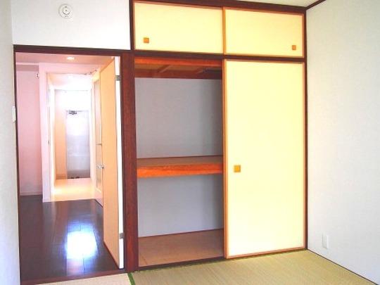 Kitchen. Japanese-style room (closet)