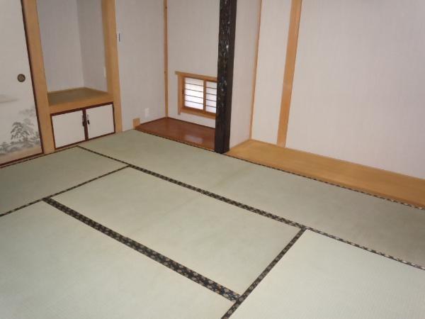 Non-living room. 2013 / 12 shooting: moat kotatsu, Alcove there is a Japanese-style room, etc.