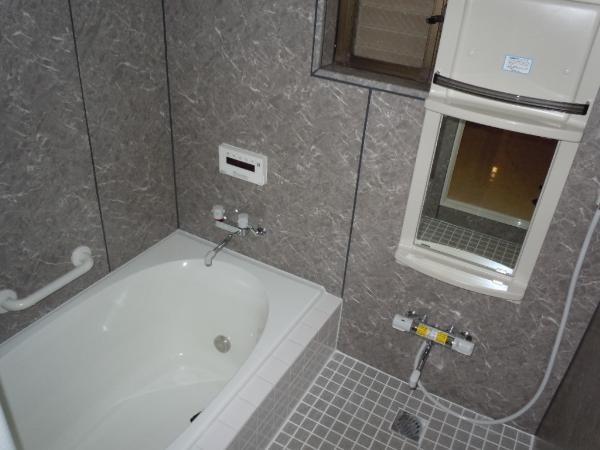 Bathroom. 2013 / 12 shooting: bathroom (with heating cool breeze drying ventilation function)