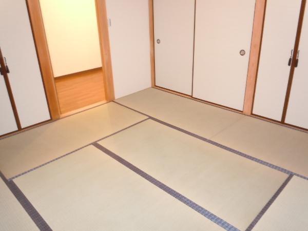 Non-living room. 2013 / 12 shooting: 2F Japanese-style room is located 8 pledge bright, south-facing