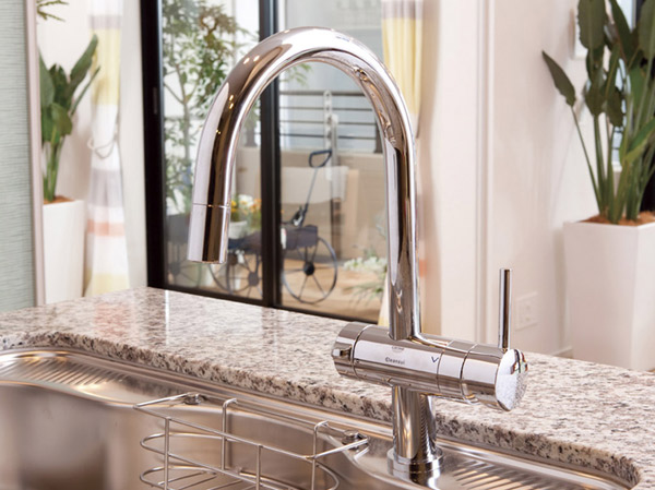 Kitchen.  [Grohe, Inc. (CLEANSUI) made of water purifier integrated mixing faucet] Germany ・ Grohe Inc. and CLEANSUI adopted a water purifier integrated mixing faucet that was jointly developed. Also it provides convenient hand shower features to the sink of care.