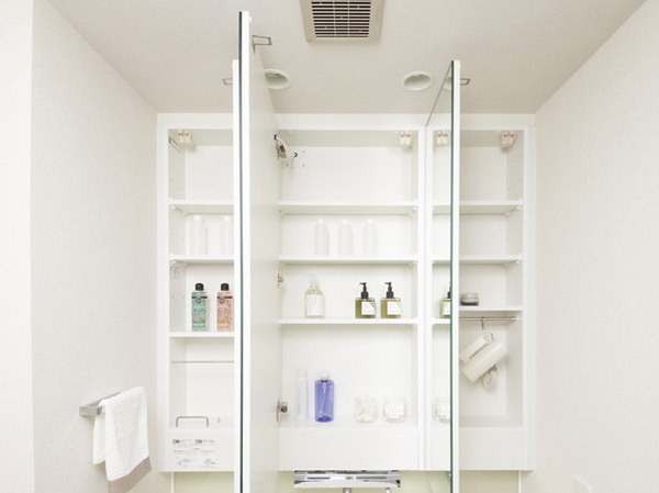 Bathing-wash room.  [With defogging triple mirror back storage] On the back side of the three-sided mirror ensure the storage space of large capacity. It is very convenient because the like can be housed cosmetics.