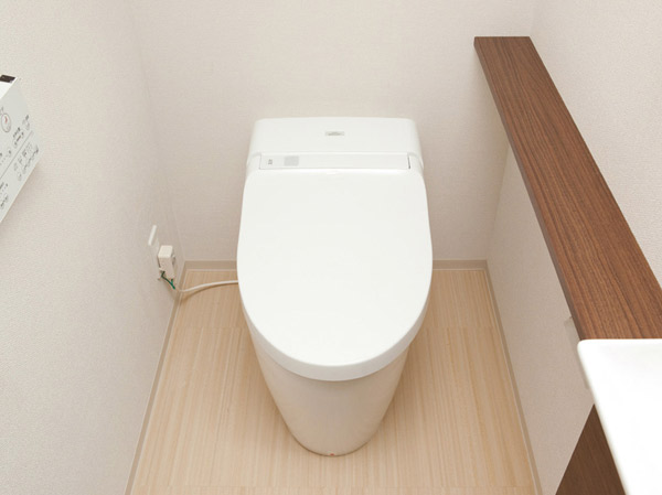 Bathing-wash room.  [Water-saving low silhouette toilet] Tank type and water direct pressure, Two cleaning technology fused "Hybrid Ecology System" adopted. Features soft cleaning sound.  ※ F type of under floor only Cabinet-type toilet
