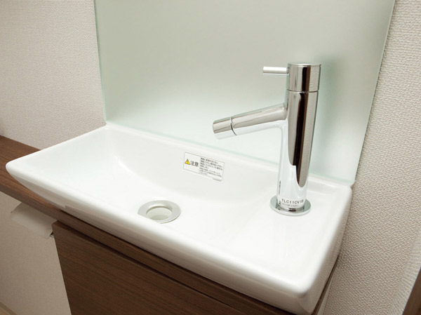 Bathing-wash room.  [Hand wash counter] It has adopted a hand washing counter with beautifully clean the toilet. Mirror is also standard installation.  ※ Except for the F type under floor