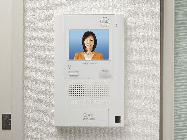Security.  [Intercom with color monitor] Visitors to have adopted the intercom with color monitor that can be found in video and audio. hands free ・ In addition to the operation of the touch panel, Recording capability, Home delivery is with locker arrival display function. (Same specifications)