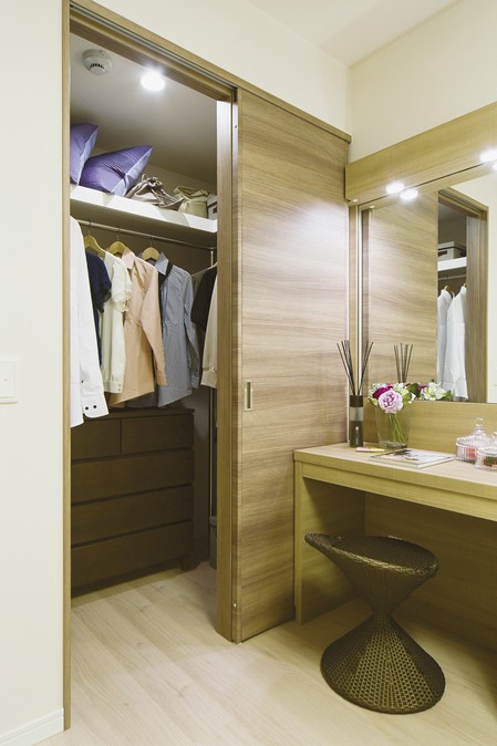 Plenty of storage wardrobe walk-in closet family. Well and the like usability to provide a convenient shelf to the storage of small items, Amount of storage is also rich