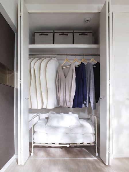 Receipt.  [Closet closet] 2 Place the hanger pipe up and down, Double the amount of storage in the same storage area. As the lower part can be stored a futon, It has secured the depth 90cm (core s). You can also clean and storage, such as costume case. (Model Room F type)