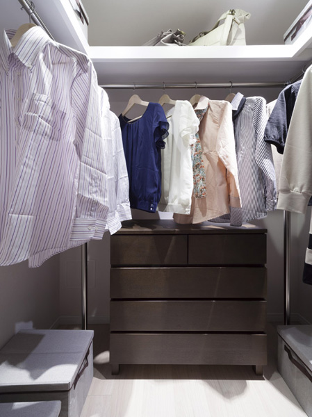 Receipt.  [Walk-in closet] The walk-in closet to the wardrobe of the family can be plenty of storage is, Since the shelves are installed, This is useful for storage of small items such as bag. (Model Room F type)