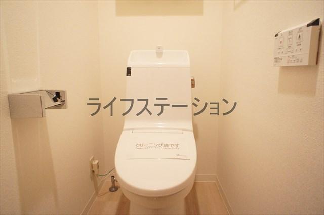 Toilet. Local (December 10, 2013) Shooting