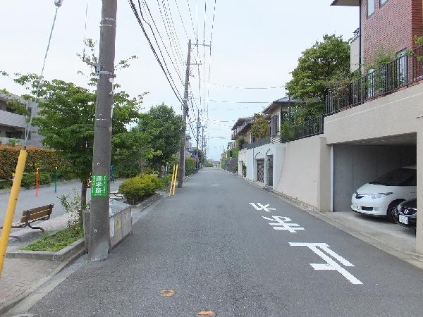 Streets around. 150m to the nearby streets