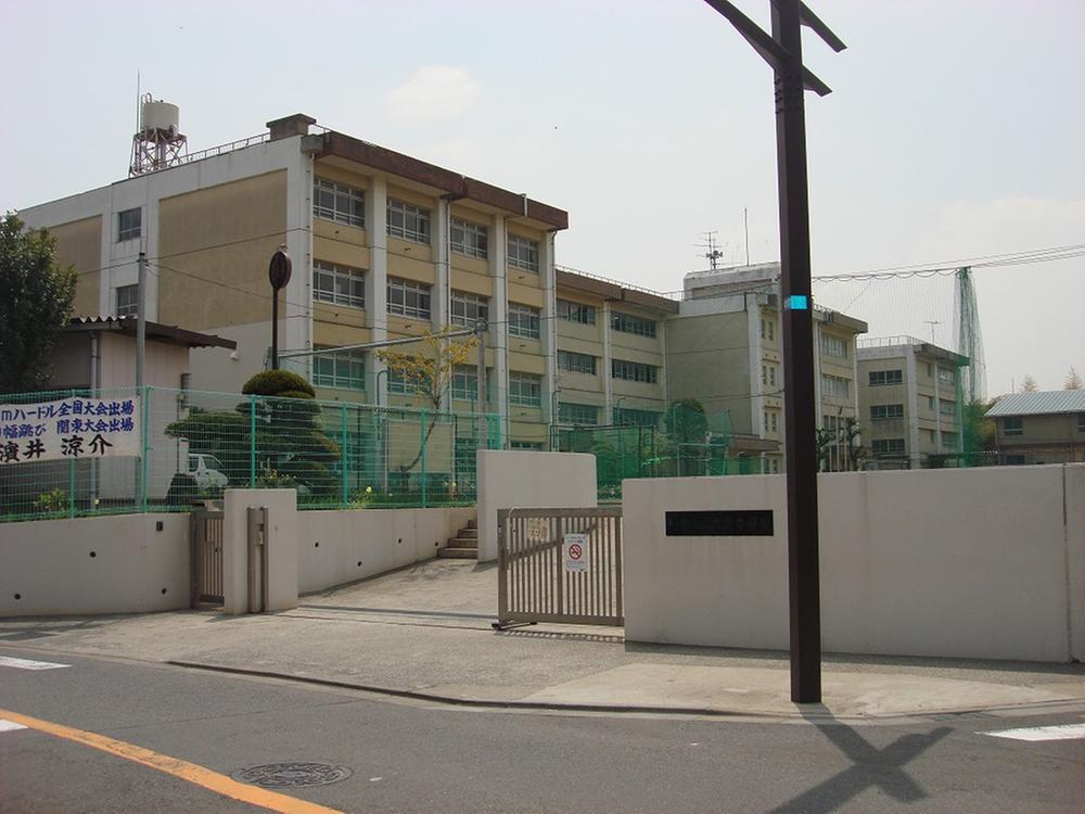 Junior high school. For the 545m junior high school close to the Kawasaki Municipal Inukura junior high school, School also safe