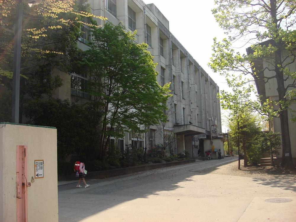 Primary school. 782m elementary school is also close to the Kawasaki Municipal Inukura Elementary School. A 10-minute walk