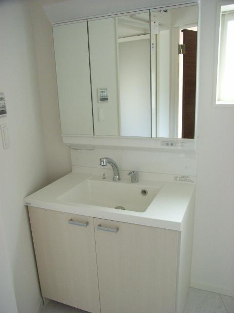 Wash basin, toilet. 1 Building vanity