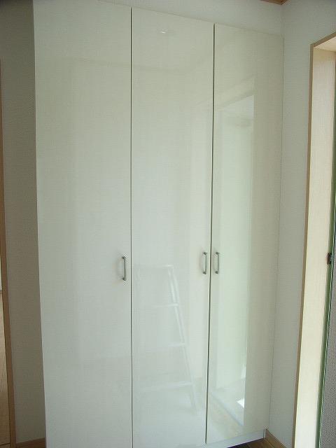 Entrance. Plenty of shoe box to the top