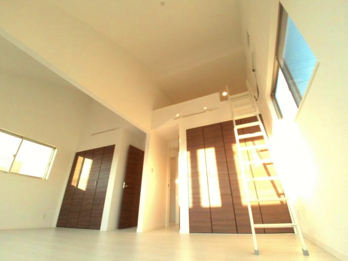 Non-living room. Gradient ceiling there is a feeling of opening (East Building)