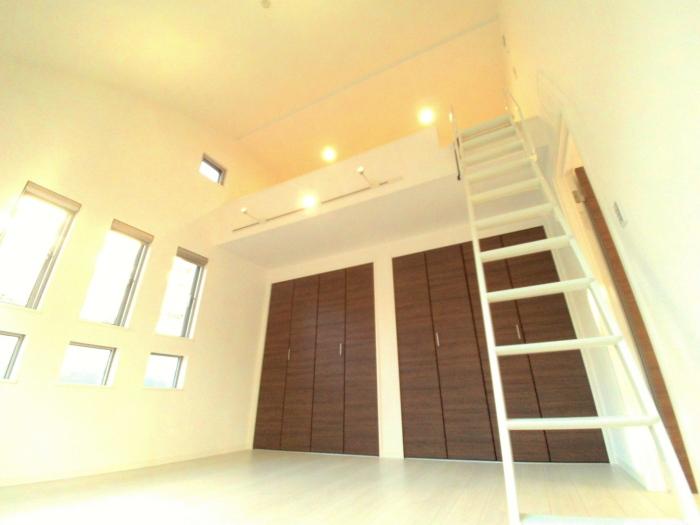 Non-living room. There is a large loft (East Building)