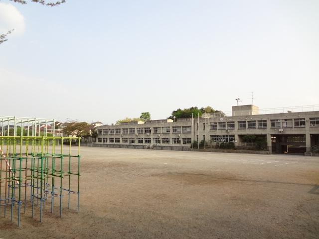 Primary school. It is safe because it is a 5-minute walk away in the little streets of traffic Hiehara to elementary school to elementary school 339m. 