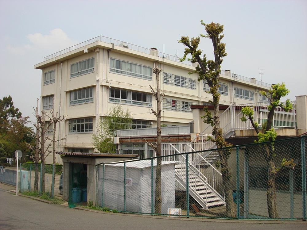 Junior high school. It is just the right distance if walk 11 minutes up to 850m junior high school until junior high school Sugo. It is a junior high school on the hill. 
