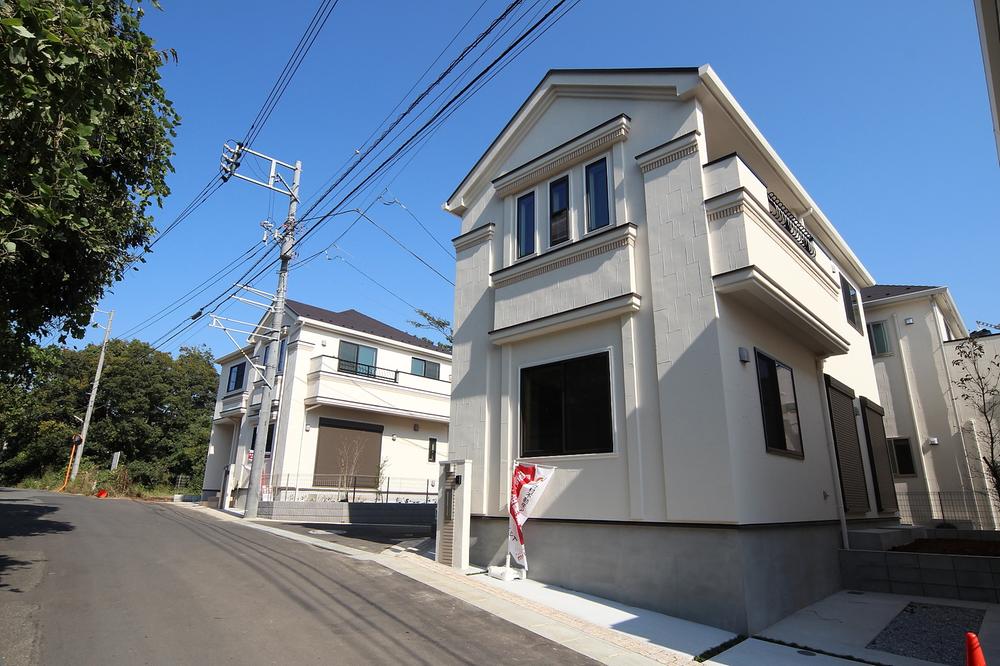 Local photos, including front road. ● Front road is also widely, Effortlessly car out.