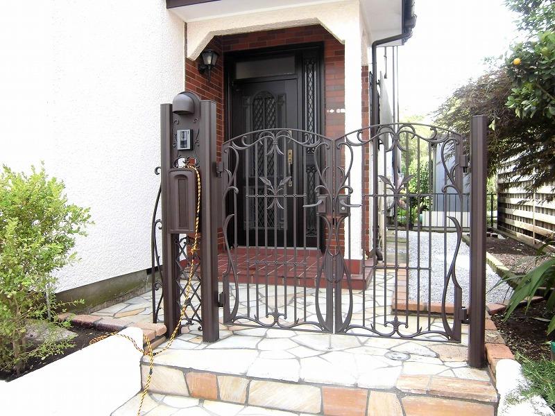 Entrance. It is an excellent Mongamae. 