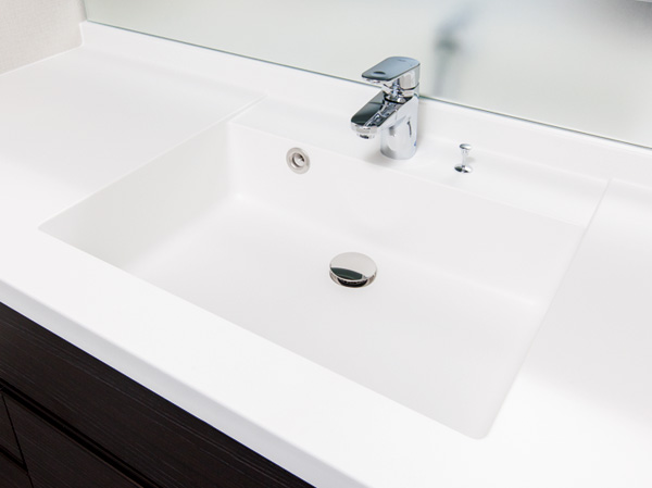 Bathing-wash room.  [Bowl-integrated vanity] Counter-integrated bowl with no joints and seams are excellent in appearance, Easy to clean. You can share the work space in the bowl eccentric type, Busy morning of the time zone is also convenient.  ※ Except for the D-type