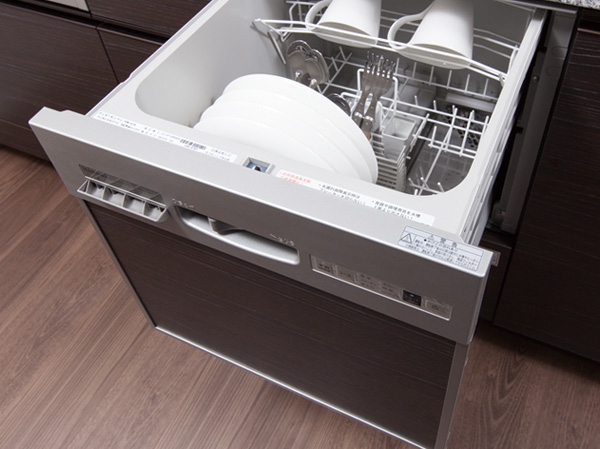 Kitchen.  [Dishwasher] Standard equipped with a built-in type of dishwasher. To reduce the time and effort of housework, You can save water compared to hand washing.