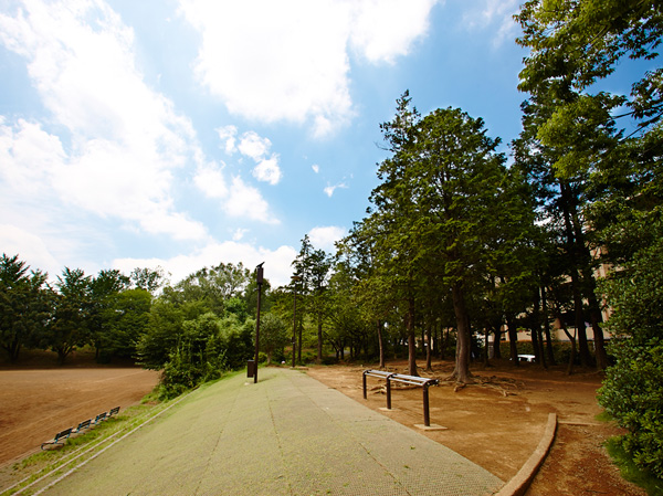 Surrounding environment. Miyazaki first park (about 240m ・ 3-minute walk) park where people gather as oasis existence of residents. There is also a happy playground equipment and ground to a child, If you walk through the lush trees, Forest mood taste also.