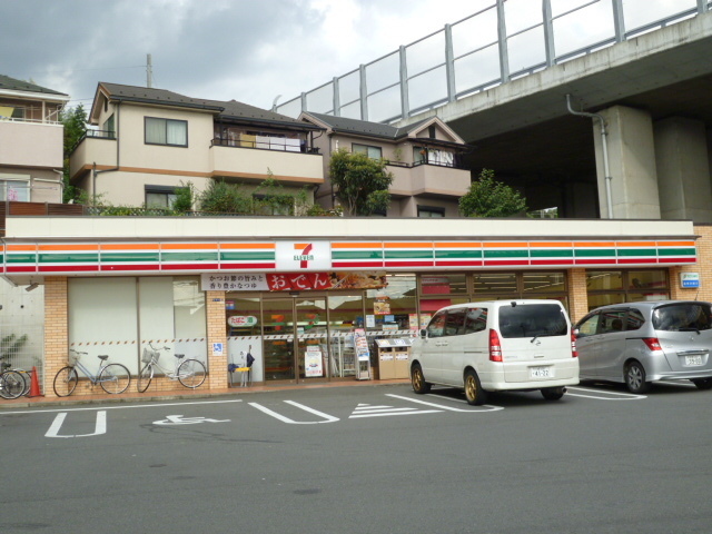 Convenience store. 550m to Seven-Eleven (convenience store)