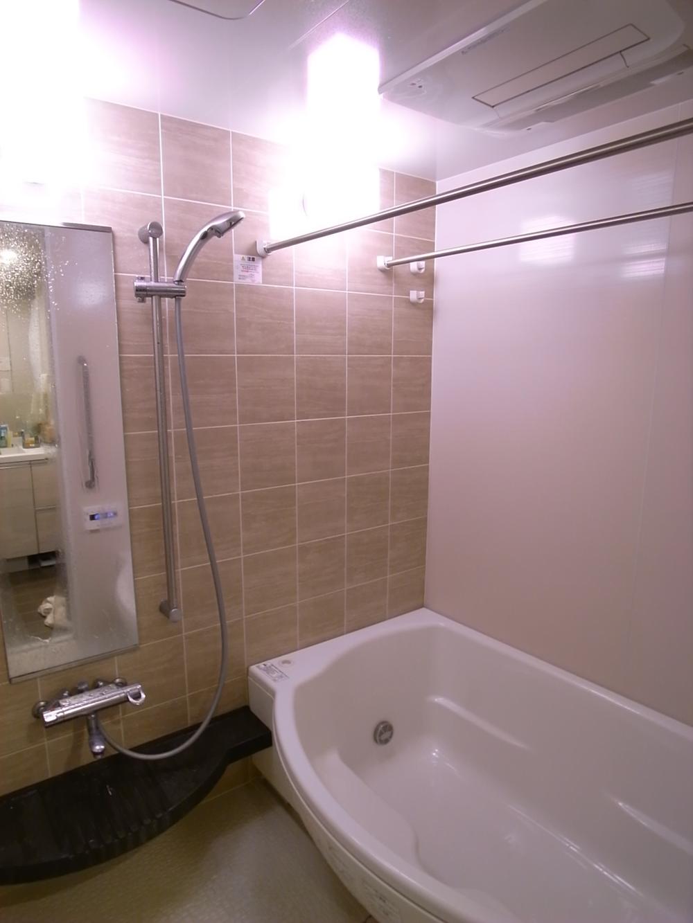 Bathroom. Heating function with bathroom dryer, Shower head with switch, Slide bar, Low floor type unit bus