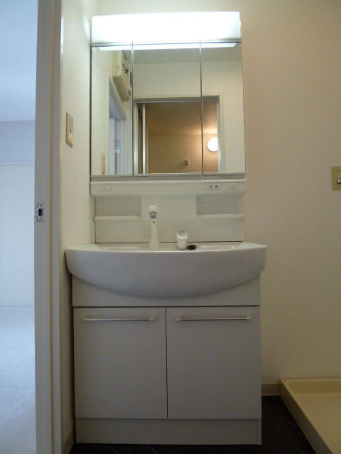 Washroom. Morning Shan easy travel with shampoo dresser with a triple mirror!