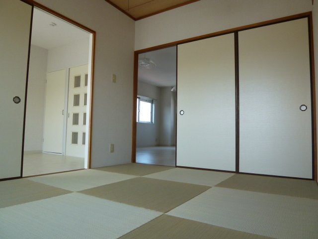 Living and room. Spacious 2LDK! Interior fashionable!