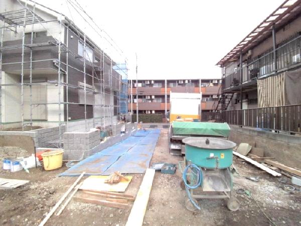 Local photos, including front road. Public road 6.3M City gas