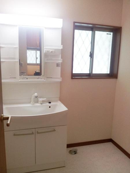 Wash basin, toilet. Wash dressing room