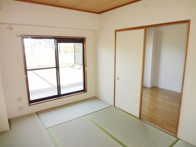 Living and room. It is open and open the Japanese-style room and living room door