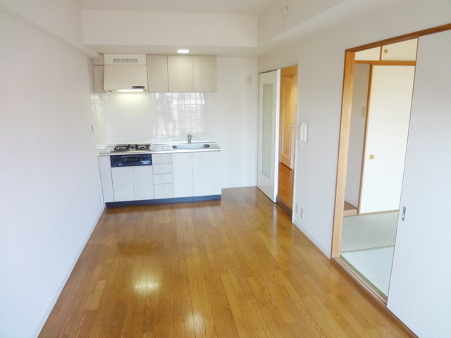 Other room space. It is open and open the Japanese-style room and living room door