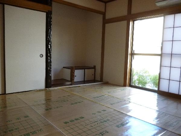 Living. Detached interior introspection Pictures - living room arrangement is 4DK. Alcove and closet of the Japanese-style type of fully equipped living (floor awnings sheet for tatami)