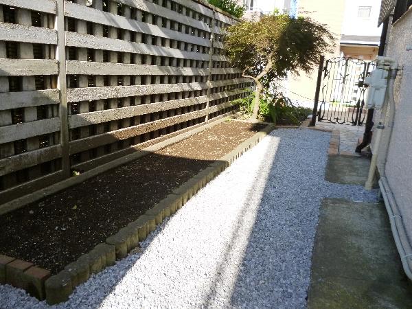 Garden. Tsu was provided Tosakai walls and flower beds that pun on the southeast side