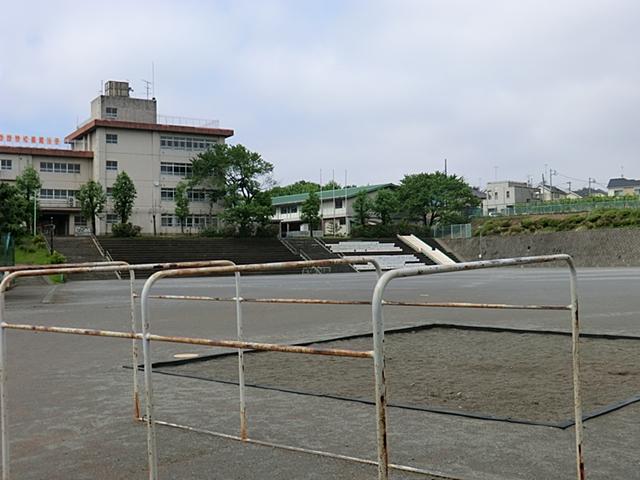 Primary school. It is 550m a beautiful school building until the Kawasaki City Nagao Elementary School. Is Omoikkiri play likely in a wide schoolyard! Compassion, Nagao Elementary School to cherish the moral