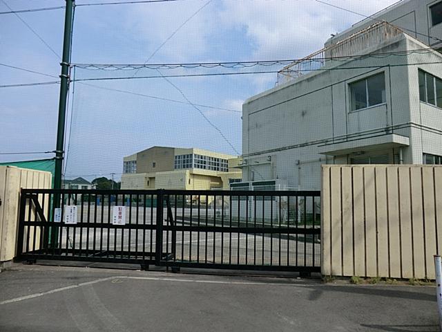 Junior high school. It is a safe distance to 500m school until the Kawasaki Municipal Mukogaoka junior high school! Popular reputable Mukogaoka junior high school