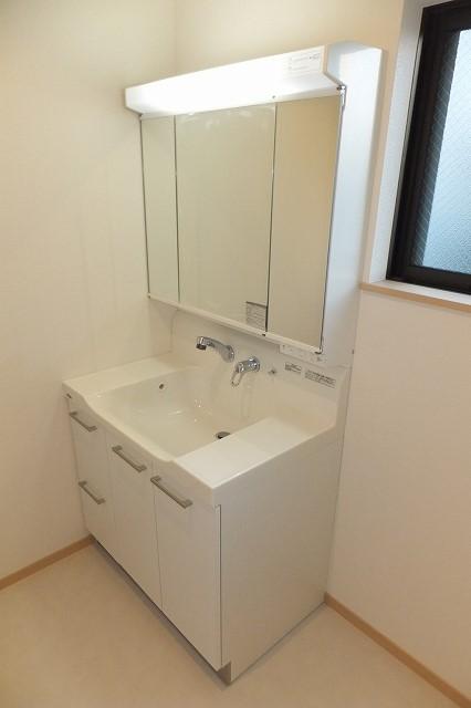 Wash basin, toilet. Indoor (December 6, 2013) Shooting