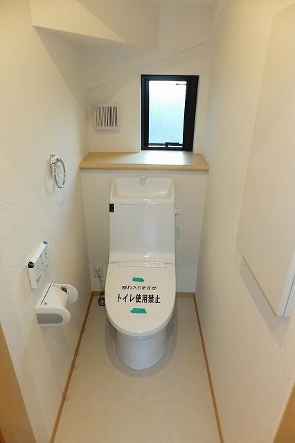 Toilet. Indoor (December 6, 2013) Shooting