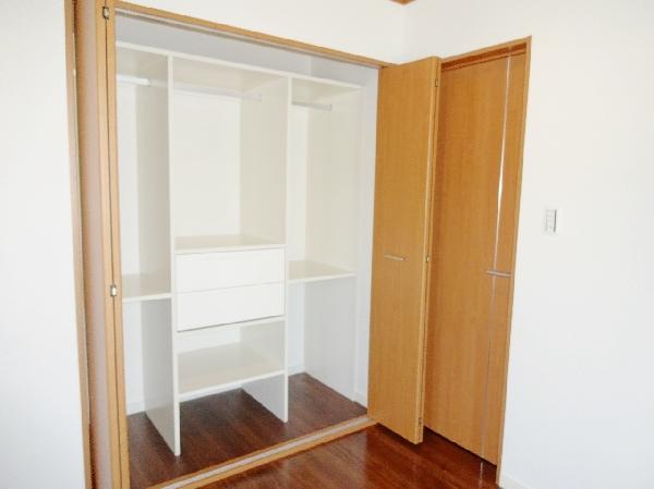 Receipt. Closet is easy-to-use partition shelf Ya all, Operation shelf, Drawer, etc. have been standard equipment!