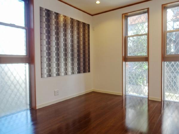 Non-living room. Also sticking to the sash! Accent Cross, such as the paintings are decorated with each room.