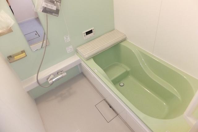 Bathroom. Vivid system bus is pastel green ☆ Building 2 room (December 13, 2013) Shooting