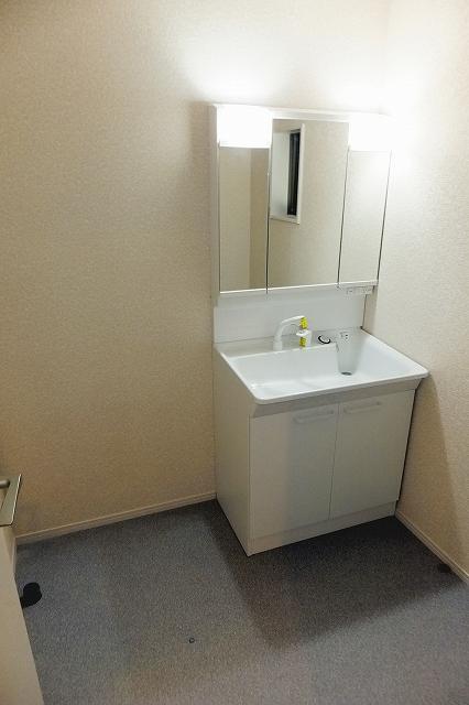 Wash basin, toilet. Building 2 room (December 13, 2013) Shooting