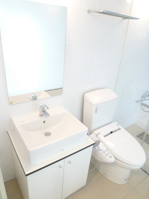 Toilet. Wash basin and toilet